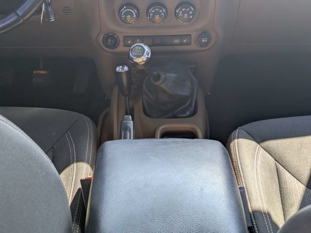 Used 2016 Jeep Wrangler Unlimited Sahara w/ Dual Top Group AWD/4WD image 18