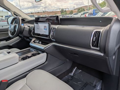 Certified 2025 Ford Expedition Platinum image 33