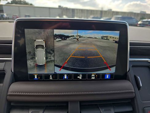 Used 2021 GMC Yukon XL SLT w/ SLT Premium Package image 18