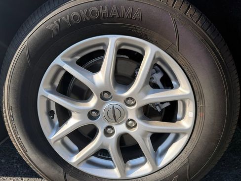 Used 2024 Chrysler Pacifica Touring-L FWD image 10