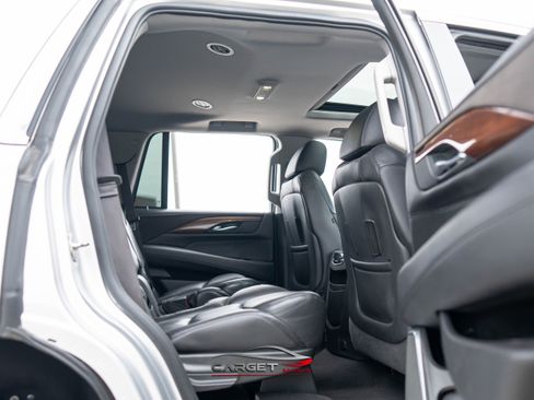 Used 2019 Cadillac Escalade Luxury image 18