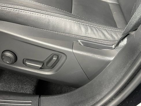 Used 2025 Volvo XC40 B5 Plus image 22