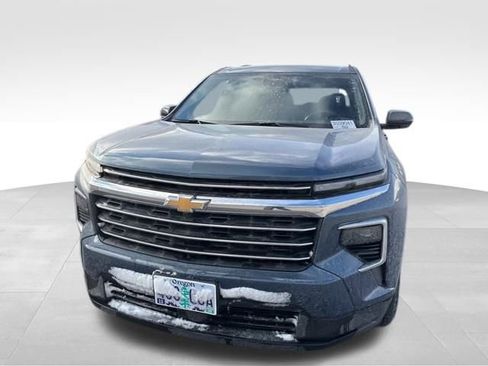 Used 2025 Chevrolet Traverse LT image 3