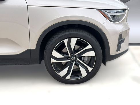 Certified 2024 Volvo XC40 B5 Plus w/ Protection Package Premier AWD/4WD image 11