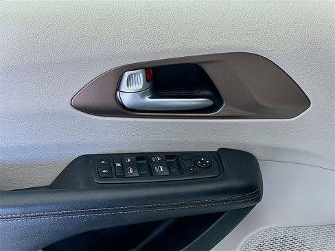 Used 2018 Chrysler Pacifica Touring Plus w/ Tire & Wheel Group image 17