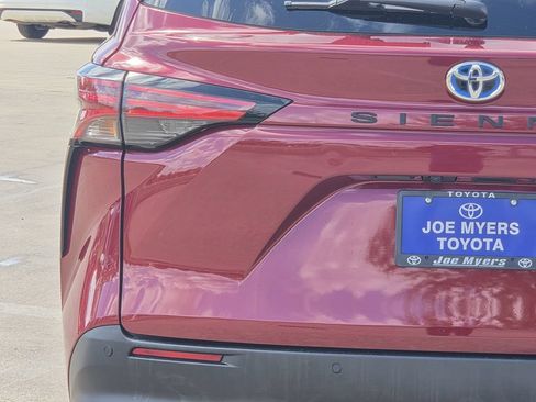 Used 2021 Toyota Sienna XLE FWD image 10