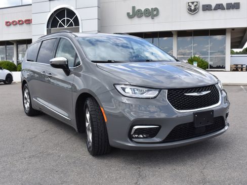 Used 2023 Chrysler Pacifica Limited FWD image 3