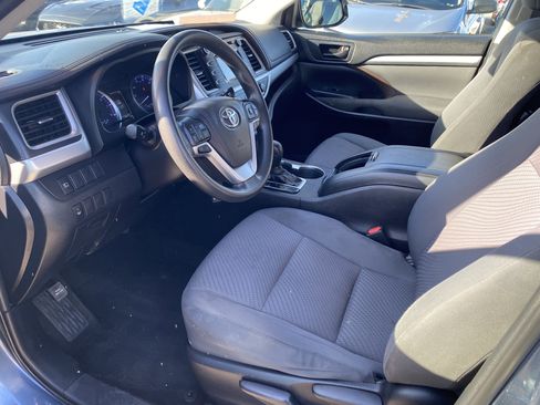 Used 2019 Toyota Highlander LE w/ Carpet Mat Package (TMS) FWD image 11