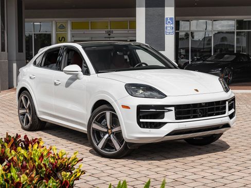 Used 2024 Porsche Cayenne Coupe AWD/4WD image 4