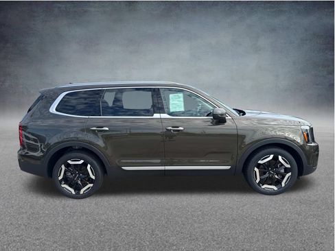 Used 2025 Kia Telluride S FWD image 11