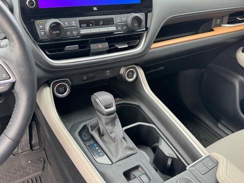 Used 2024 Toyota Grand Highlander AWD image 23