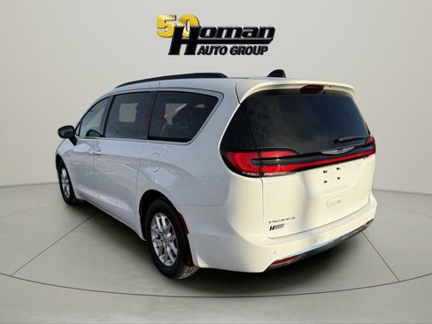 Used 2023 Chrysler Pacifica Touring-L image 3