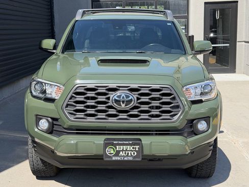 Used 2021 Toyota Tacoma TRD Sport w/ TRD Premium Sport Package AWD/4WD image 4
