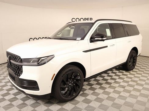 New 2025 Lincoln Navigator Reserve w/ Jet Appearance Package AWD/4WD image 10