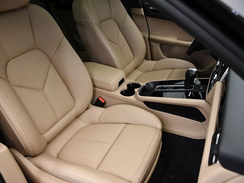 Used 2025 Porsche Macan image 45