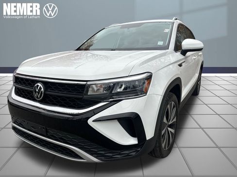 Certified 2022 Volkswagen Taos SE image 1