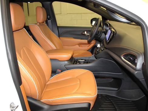 Used 2023 Chrysler Pacifica Pinnacle image 29