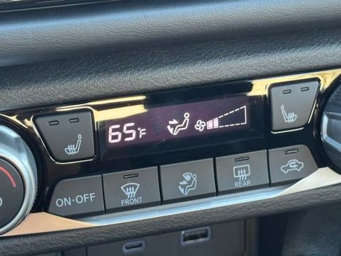 Used 2025 Nissan Versa SR w/ Trunk Package image 37