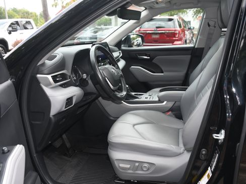 Used 2023 Toyota Highlander XLE AWD/4WD image 8