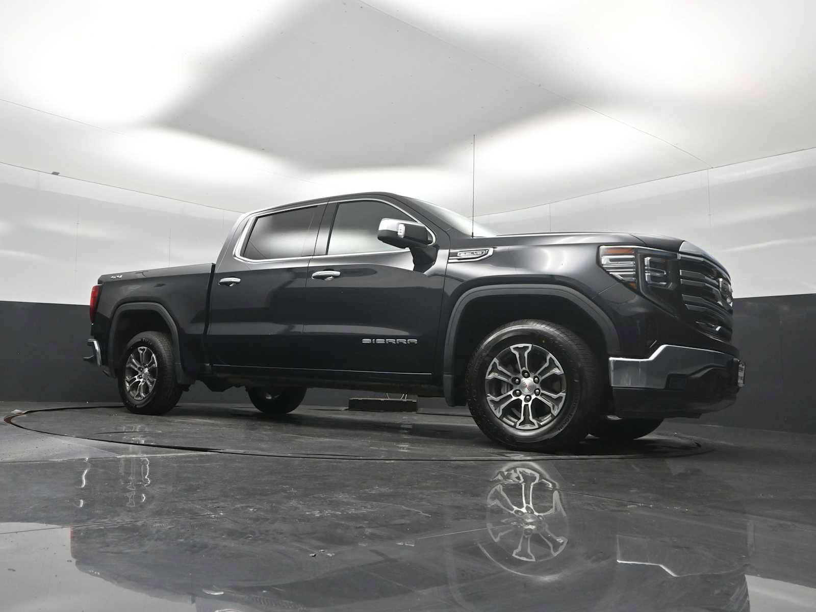 Used 2025 GMC Sierra 1500 SLT AWD/4WD image 18