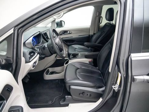 Used 2023 Chrysler Pacifica Touring-L FWD image 23