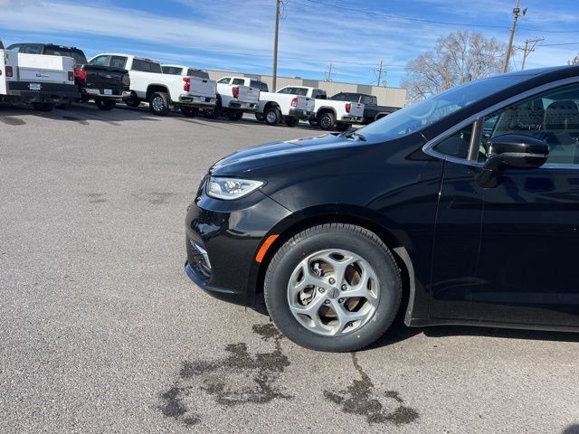 Used 2024 Chrysler Pacifica Limited FWD image 6