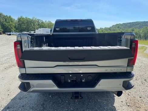 Used 2024 GMC Sierra 3500 Denali w/ Technology Package AWD/4WD image 8