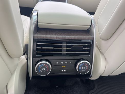 Certified 2025 Land Rover Range Rover SE image 29