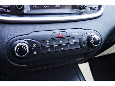 Used 2020 Kia Sorento LX image 28