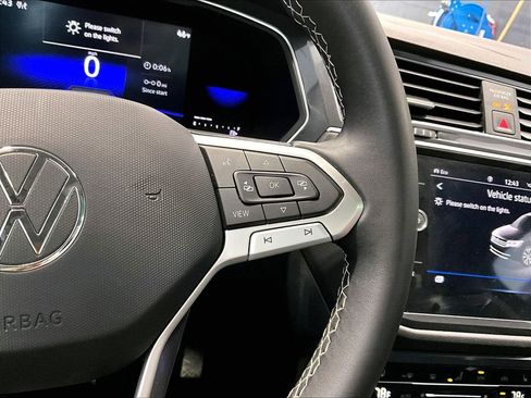 Used 2023 Volkswagen Tiguan SE w/ Panoramic Sunroof Package image 19