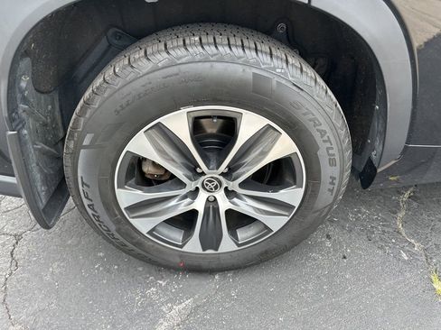 Used 2023 Toyota Highlander XLE image 42