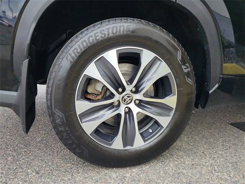 Used 2022 Toyota Highlander XLE image 9