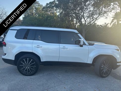 Used 2025 Lexus GX 550 w/ Accessory Package (Z1) image 32