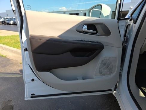Used 2017 Chrysler Pacifica Touring-L FWD image 10