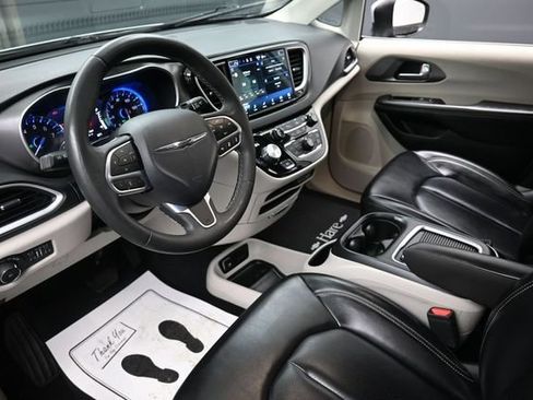 Used 2023 Chrysler Pacifica Touring-L FWD image 19