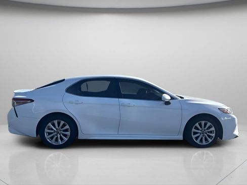 Used 2019 Toyota Camry SE FWD image 3