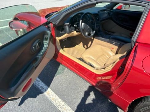 Used 1998 Chevrolet Corvette Coupe w/ Memory Pkg RWD image 9