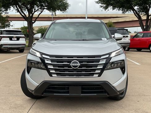 Used 2025 Nissan Rogue SV FWD image 2