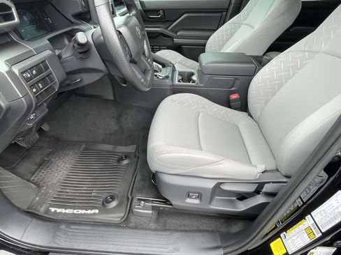 Used 2025 Toyota Tacoma SR5 AWD/4WD image 15