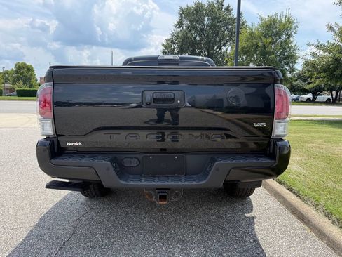 Used 2020 Toyota Tacoma TRD Sport w/ TRD Premium Sport Package AWD/4WD image 4