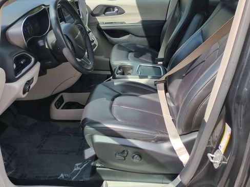Used 2023 Chrysler Pacifica Touring-L FWD image 11