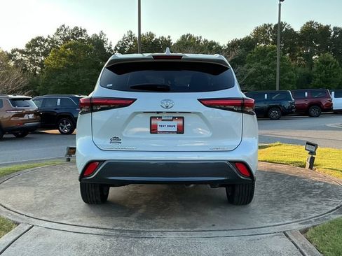 Used 2023 Toyota Highlander Limited FWD image 6