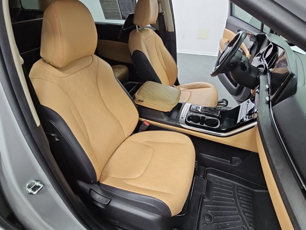 Used 2022 Kia Carnival EX FWD image 41