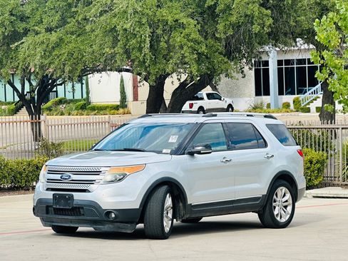 Used 2013 Ford Explorer XLT FWD image 3