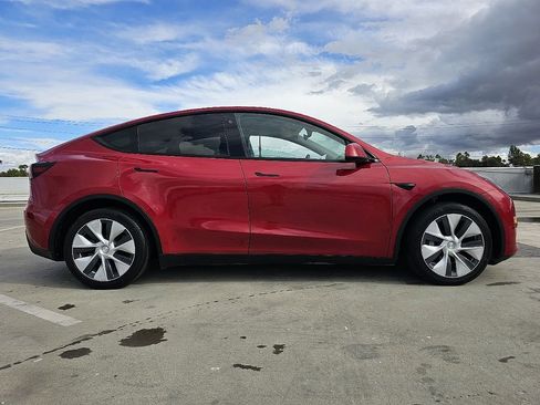 Used 2021 Tesla Model Y Long Range image 9