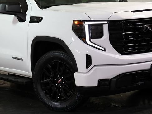 Used 2022 GMC Sierra 1500 Elevation w/ LPO, Elevation Black Package AWD/4WD image 8