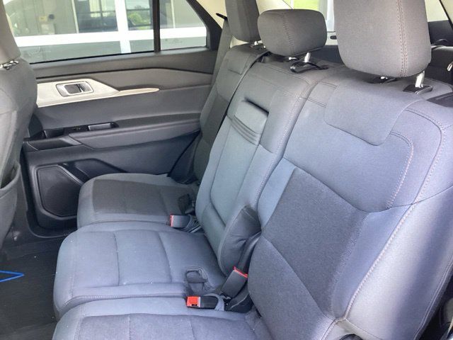 Used 2025 Ford Explorer Active AWD/4WD image 17