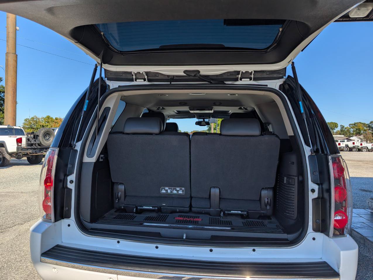 Used 2013 GMC Yukon Denali RWD image 26