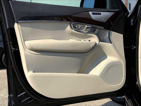 Used 2017 Volvo XC90 T6 Momentum w/ Vision Package image 21