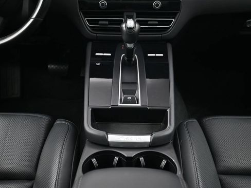 Certified 2024 Porsche Macan AWD/4WD image 10